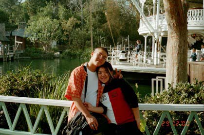 gua dan audrey di disneyland